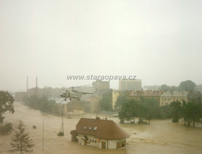 1997 (39).jpg - Povodně 1997 - partyzánská ulice, řeka a za řekou pohled na ulici Vodní